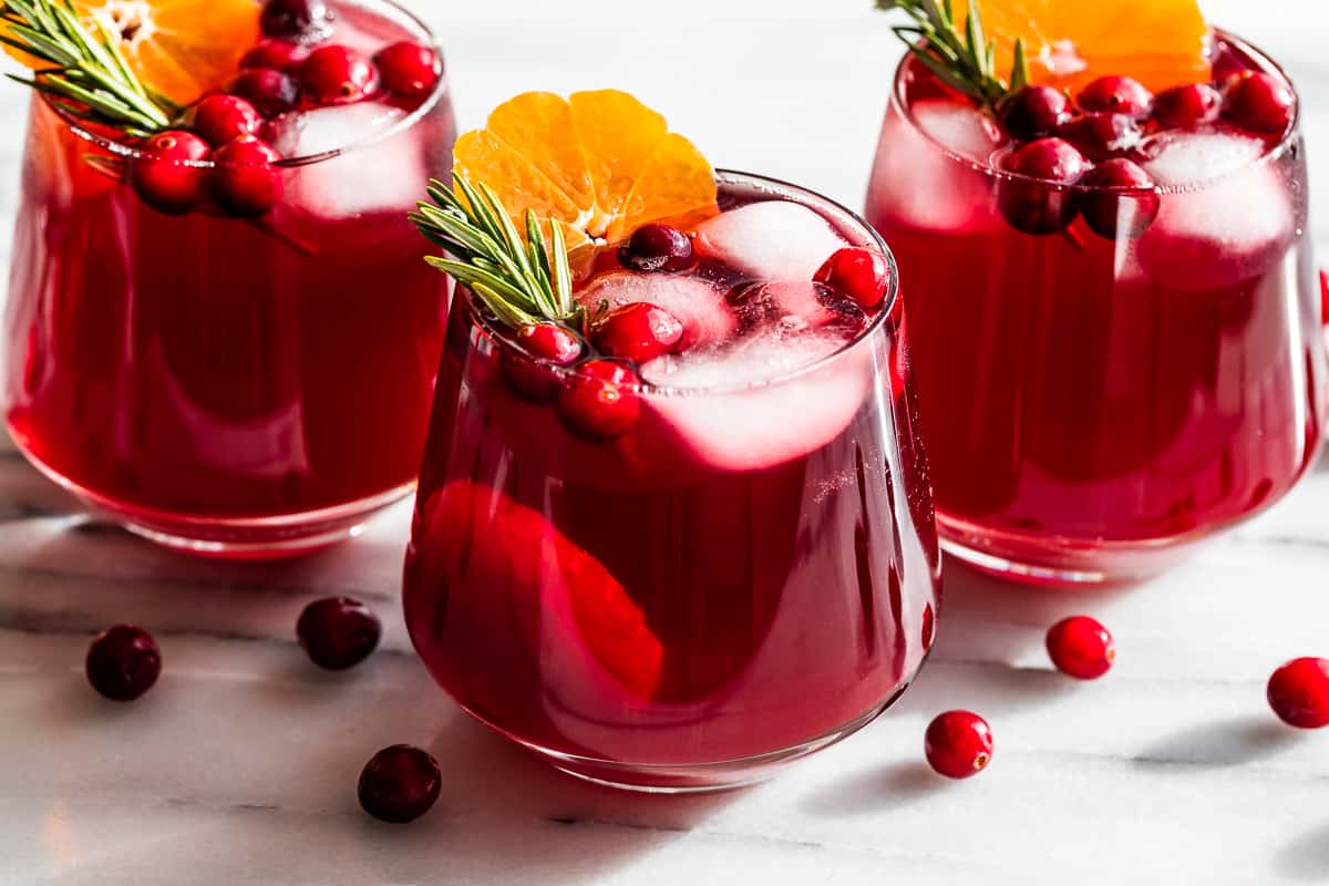 Festive Cranberry Kombucha Mocktail: Bubbly & Beautiful Drink